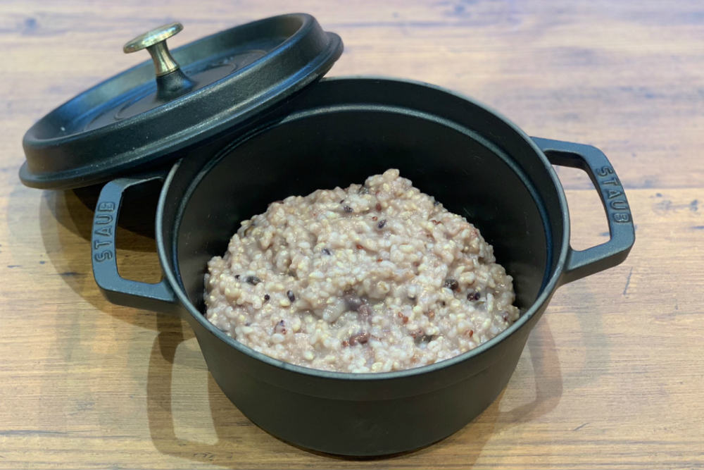 鍋に入った小豆入り玄米粥