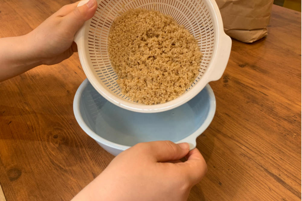 玄米の水をきる