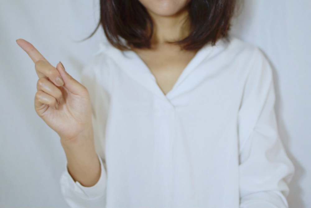 注意を警告する女性