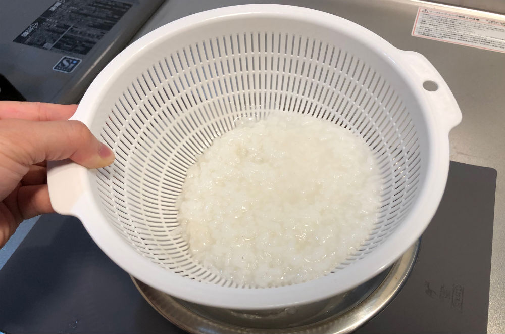 ザルにうつした米