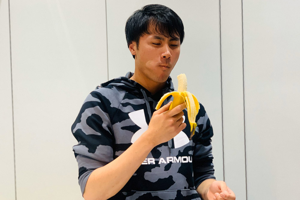 バナナを食べる男性