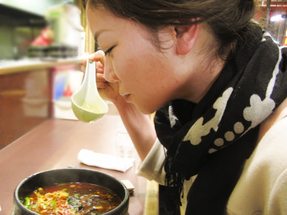 脂肪燃焼スープを飲む女性