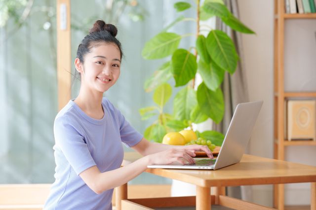 フルーツ断食を始める女性