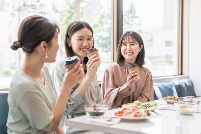 外食を楽しむ女性