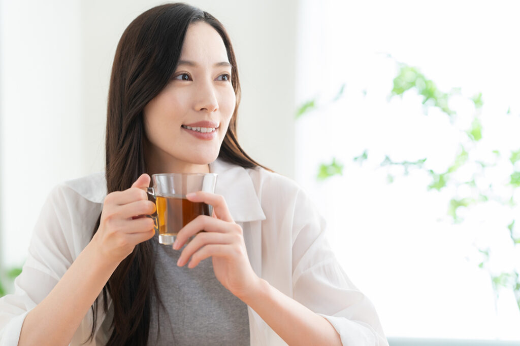 飲み物を飲む女性