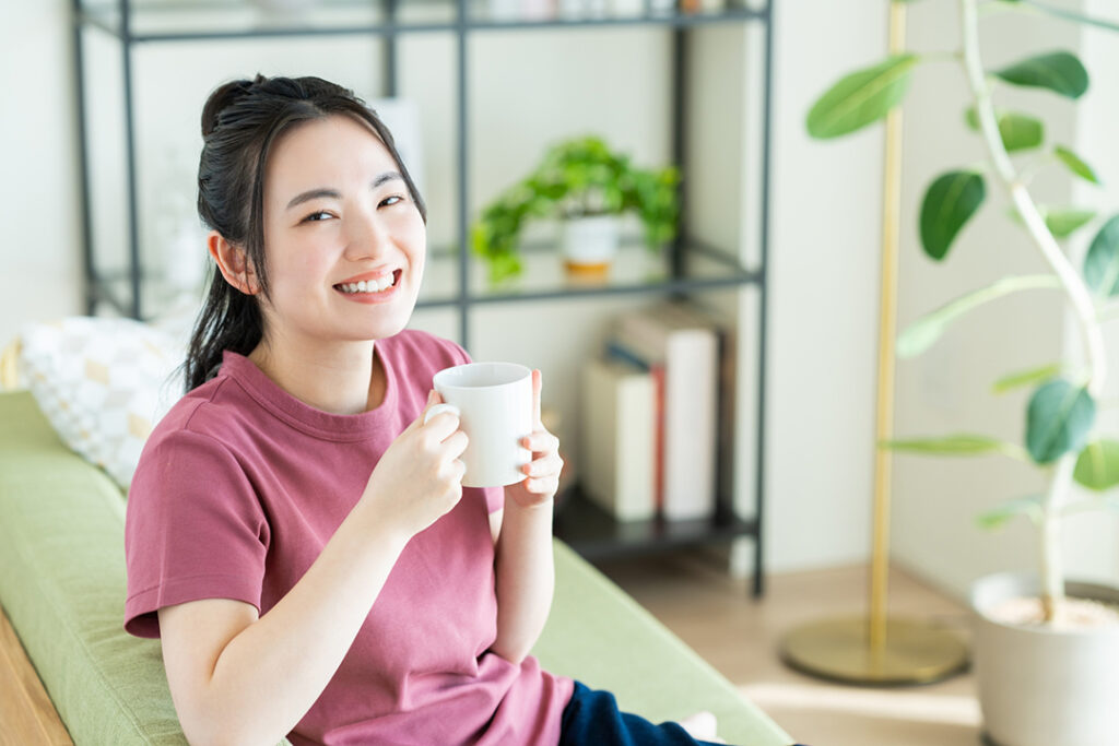 飲み物を飲む女性