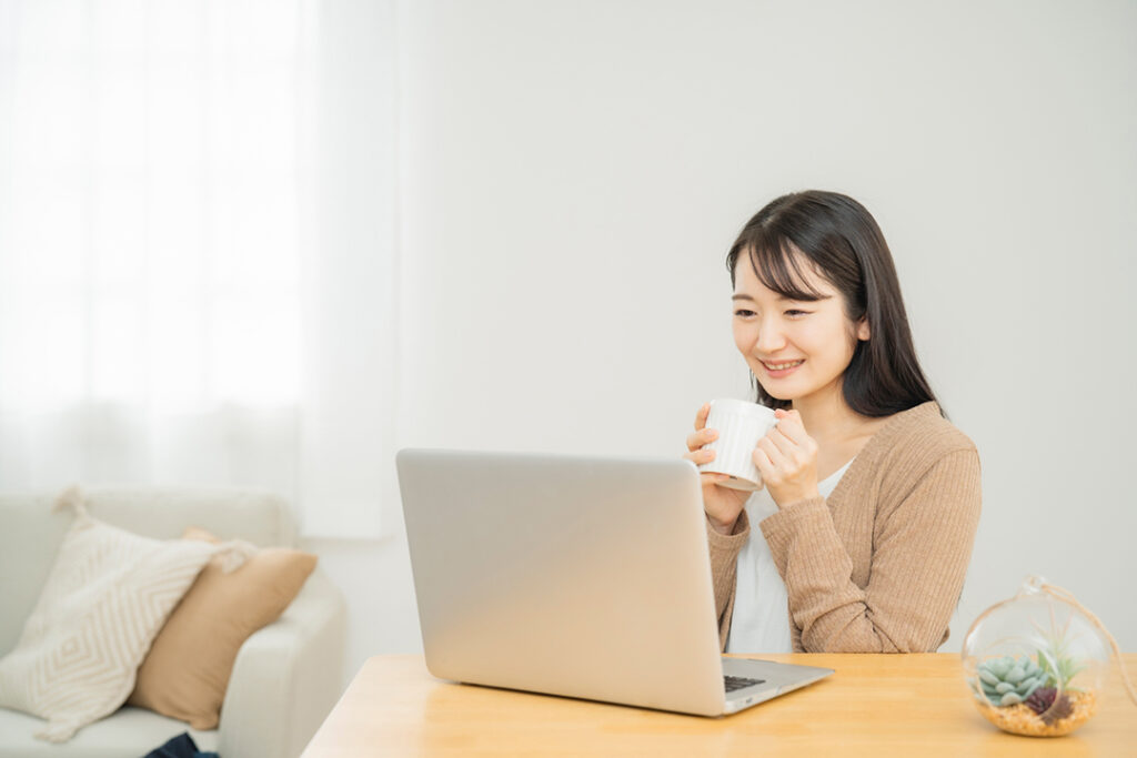 飲み物を飲む女性