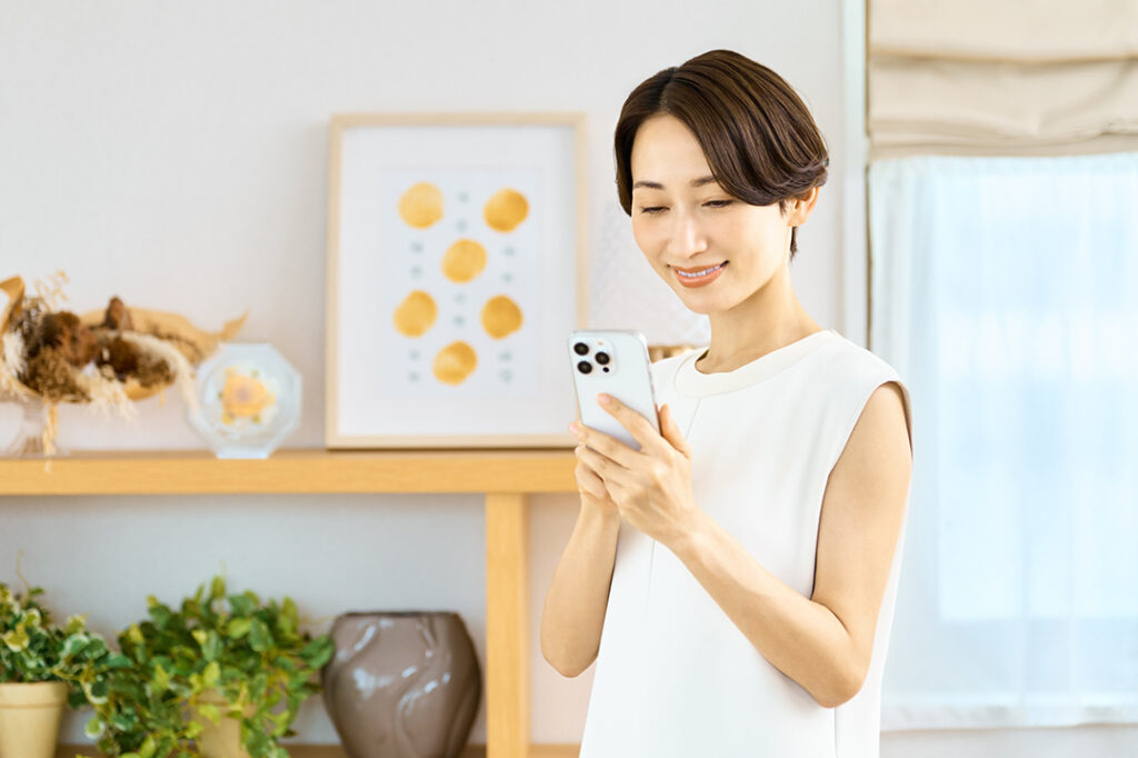 調べる女性