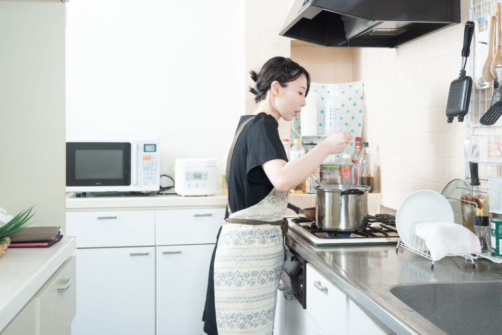 料理の支度をする女性
