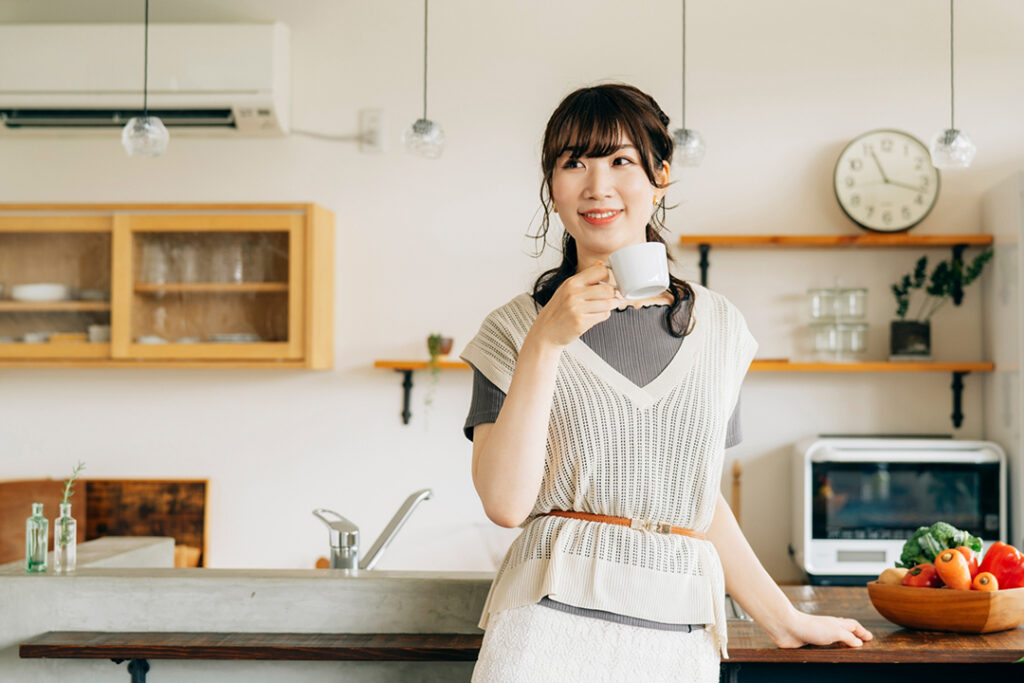 飲み物を飲む女性