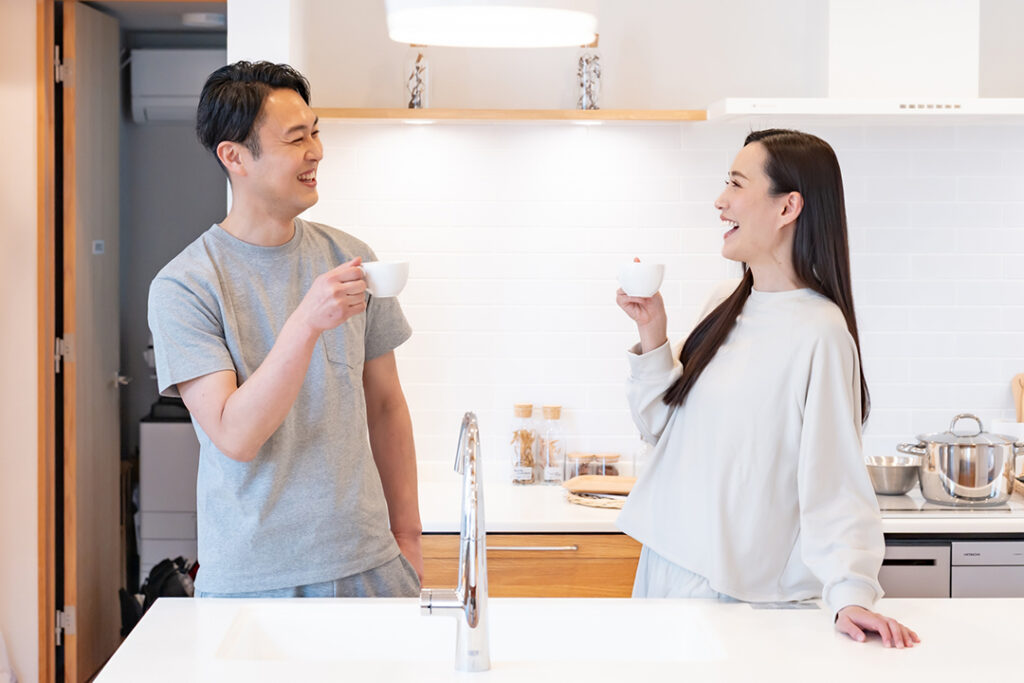 飲みものを飲んで微笑む夫婦